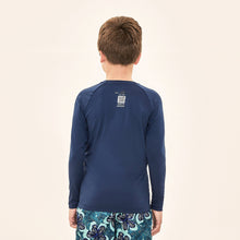 Load image into Gallery viewer, Model Back: Uv Line Rash Guard Acqua Qr Code Marinho Upf50+