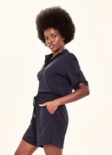 Load image into Gallery viewer, Image 03: Uv Line Fitness Bottom Shorts Fem Basic Black Upf50+