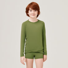 Load image into Gallery viewer, Model Front: Uv Line Rash Guard Longsleeve Uvrpo Inf Verde Militar Upf50+