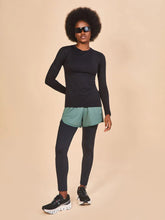 Load image into Gallery viewer, Model Front: Uv Line Rash Guard Longsleeve Fem Skin Infratherm Preto Upf50+