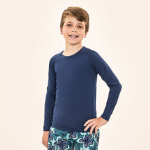 Load image into Gallery viewer, Model Front: Uv Line Rash Guard Acqua Qr Code Marinho Upf50+