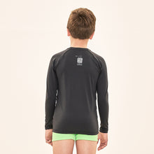 Load image into Gallery viewer, Model Back: Uv Line Rash Guard Acqua Qr Code Preto Upf50+