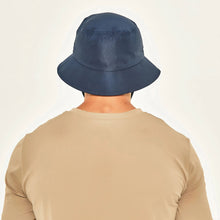 Load image into Gallery viewer, Model Back: Uv Line Bucket Hat Bucket Colors Marinho Upf50+
