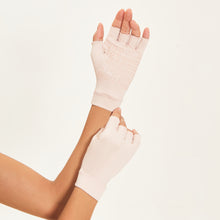 Load image into Gallery viewer, Model Front: Uv Line Glove Short Glove Anti-Aging Beige Upf50+
