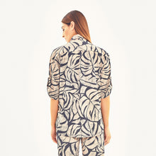 Load image into Gallery viewer, Model Back: Uv Line Beach Top Shirt Copa Costela Off White Upf50+
