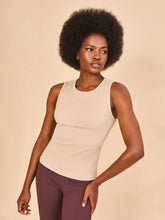 Load image into Gallery viewer, Gallery: Uv Line Fitness Top Regata Fem Ribbed Sand Upf50+
