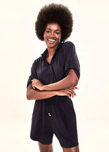 Load image into Gallery viewer, Model Front: Uv Line Fitness Bottom Shorts Fem Basic Black Upf50+
