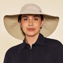 Load image into Gallery viewer, Model Front: Uv Line Floppy Hat San Diego Areia Kaki Upf50+
