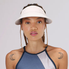 Load image into Gallery viewer, Model Front: Uv Line Visor Visor Leblon Sand Upf50+

