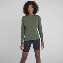Load image into Gallery viewer, Model Front: Uv Line Rash Guard Longsleeve Uvpro Fem Verde Militar Upf50+
