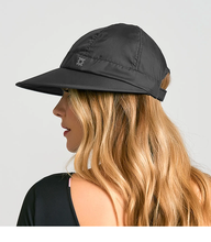 Load image into Gallery viewer, Model Back: Uv Line Caps Visor Nice Fem Black Upf50+
