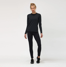 Load image into Gallery viewer, Model Front: Uv Line Rash Guard Uvpro Br Ml Preto Fem
