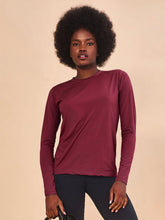 Load image into Gallery viewer, Model Front: Uv Line Rash Guard Longsleeve Uvpro Vermelho Quimado Upf50+
