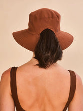 Load image into Gallery viewer, Model Back: Uv Line Bucket Hat Hat California Fem Cognac Upf50+
