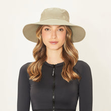 Load image into Gallery viewer, Model Front: Uv Line Floppy Hat Hat Lyon Nac L Fem Kaki Upf50+
