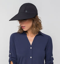 Load image into Gallery viewer, Model Front: Uv Line Caps Visor Capri Colors Nac Fem Black Upf50+
