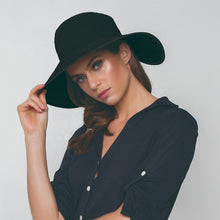 Load image into Gallery viewer, Model Front: Uv Line Floppy Hat Hat Santorini Imp Fem Black Upf50+
