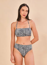 Load image into Gallery viewer, Model Front: Uv Line Set Set Bandeau Asas Upf50+
