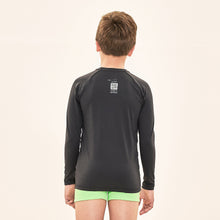 Load image into Gallery viewer, Model Back: Uv Line Rash Guard Acqua Qr Code Preto Upf50+
