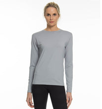 Load image into Gallery viewer, Model Front: Uv Line Rash Guard Camiseta Uvpro Ml Cinza Upf50+
