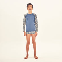 Load image into Gallery viewer, Model Front: Uv Line Rash Guard Rash Guard Kids Costela Aco Off White Upf50+
