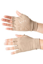 Load image into Gallery viewer, Model Front: Uv Line Glove Short Gloves Uni Chocolate Upf50+
