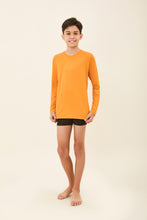 Load image into Gallery viewer, Model Front: Uv Line Rash Guard Kids Longsleeve Uvpro Laranja
