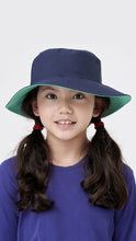 Load image into Gallery viewer, Model Front: Uv Line Floppy Hat Hat California Inf Navy Blue Lagoa Upf50+
