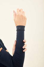 Load image into Gallery viewer, Model Front: Uv Line Glove Sun-Protection Sleeve Navy Upf50+

