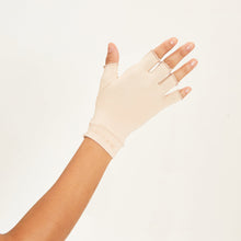 Load image into Gallery viewer, Model Back: Uv Line Glove Meduim Gloves Long Fingerss Uni Beige Upf50+
