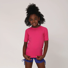 Load image into Gallery viewer, Model Front: Uv Line Rash Guard Camiseta Kids Uvpro Mc Pink Upf50+
