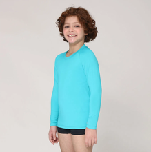 Load image into Gallery viewer, Model Front: Uv Line Rash Guard Camiseta Kids Uvpro Ml Azul Piscina Upf50+
