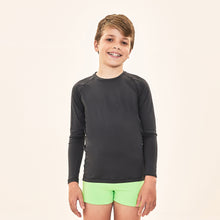 Load image into Gallery viewer, Model Front: Uv Line Rash Guard Acqua Qr Code Preto Upf50+

