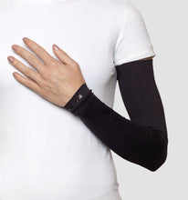 Load image into Gallery viewer, Model Front: Uv Line Glove Long Sleeve Black Upf50+

