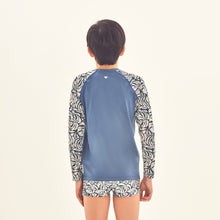 Load image into Gallery viewer, Model Back: Uv Line Rash Guard Rash Guard Kids Costela Aco Off White Upf50+
