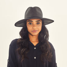 Load image into Gallery viewer, Model Front: Uv Line Floppy Hat Saint Germain Preto Upf50+

