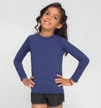 Load image into Gallery viewer, Model Front: Uv Line Rash Guard Uvpro Br Ml Inf Marinho
