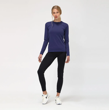 Load image into Gallery viewer, Model Front: Uv Line Rash Guard Uvpro Br Ml Marinho Fem

